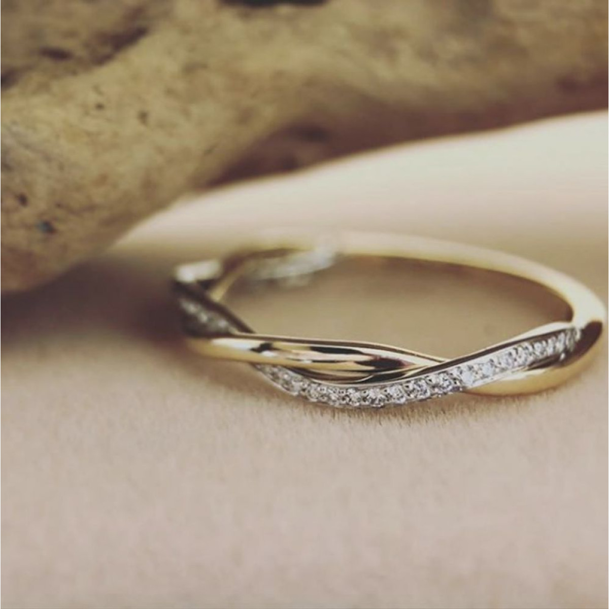 Bicolor ring met vlecht en diamantrij 0.10 crt.