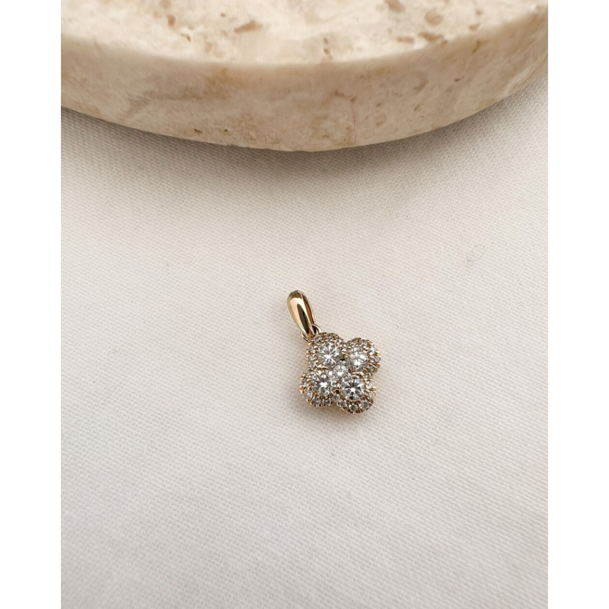 Bloemen hanger van 14-karaat goud bezaaid met diamanten 0.48 crt - Hoogte 16 mm