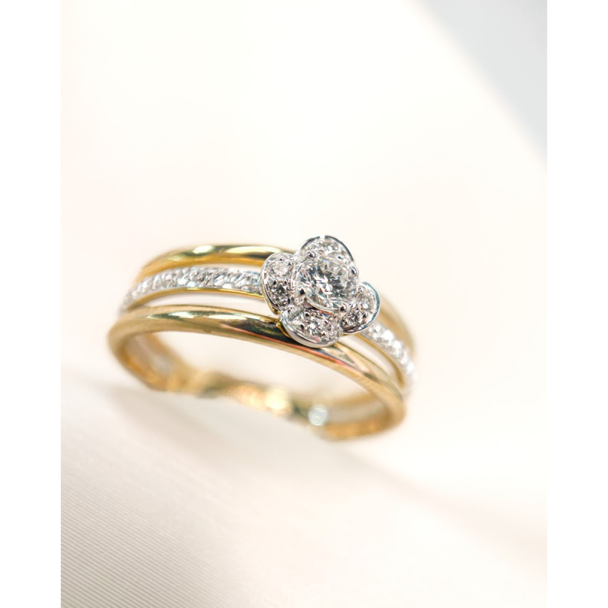 Bloemen ring van goud met witgouden diamanten baan 0.28 crt