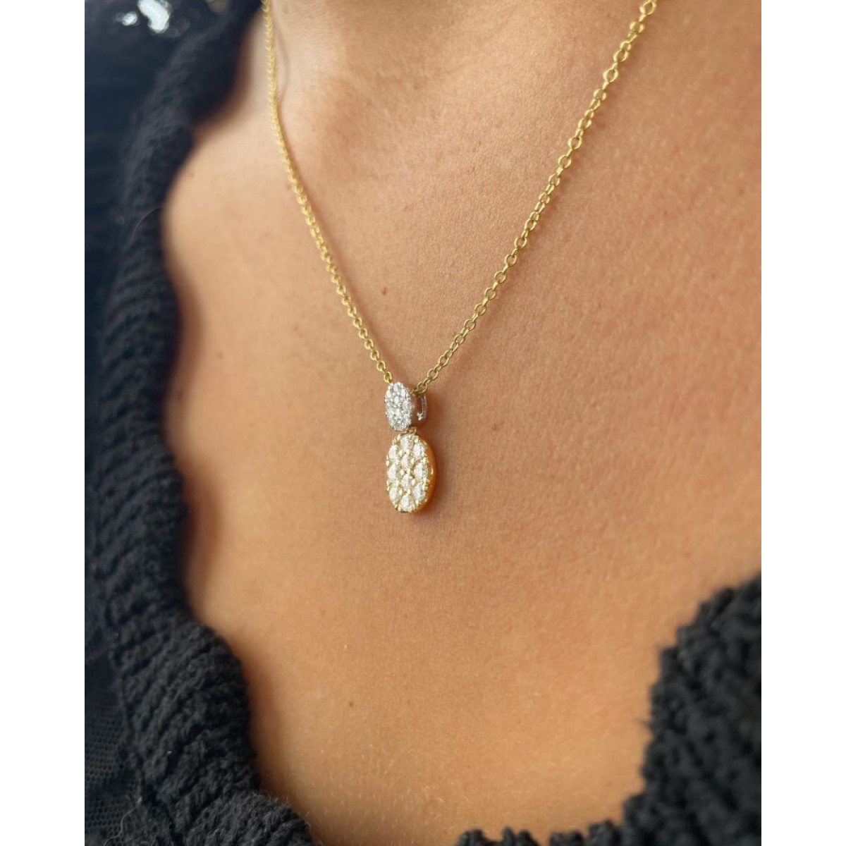 Collier met een gouden en witgouden ovaal ingezet met diamanten 0.53 crt - Lengte 46 cm