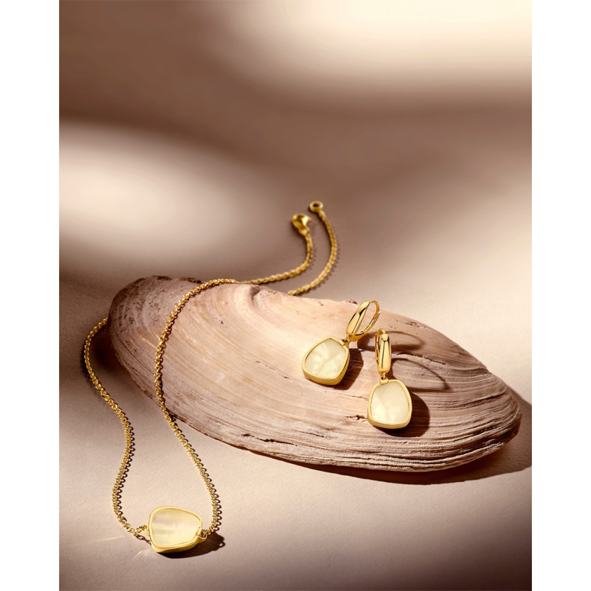 Collier van 14-karaat goud met prachtige hanger van wit parelmoer - Lengte 45 cm