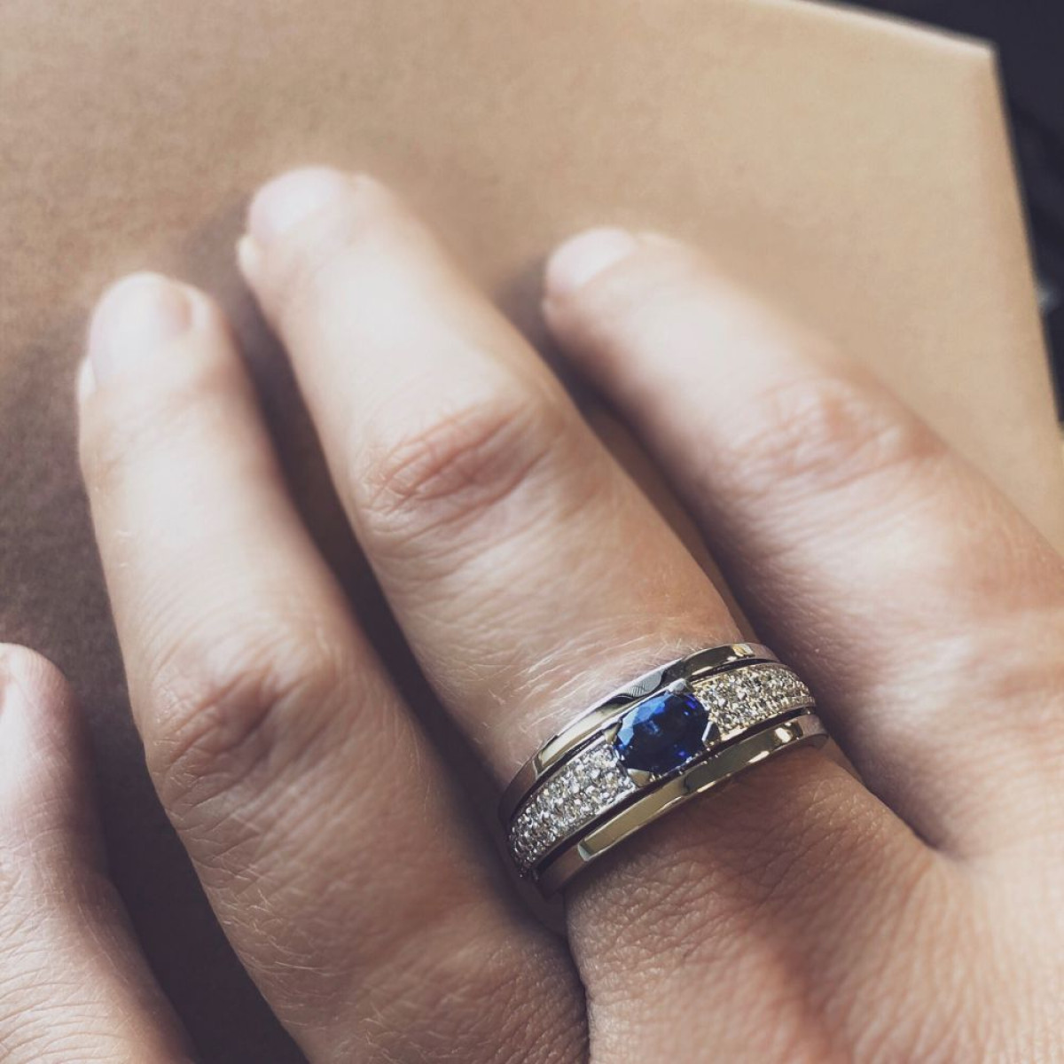 Damesring met 0.52 crt. saffier en 0.36 crt. diamant pavé