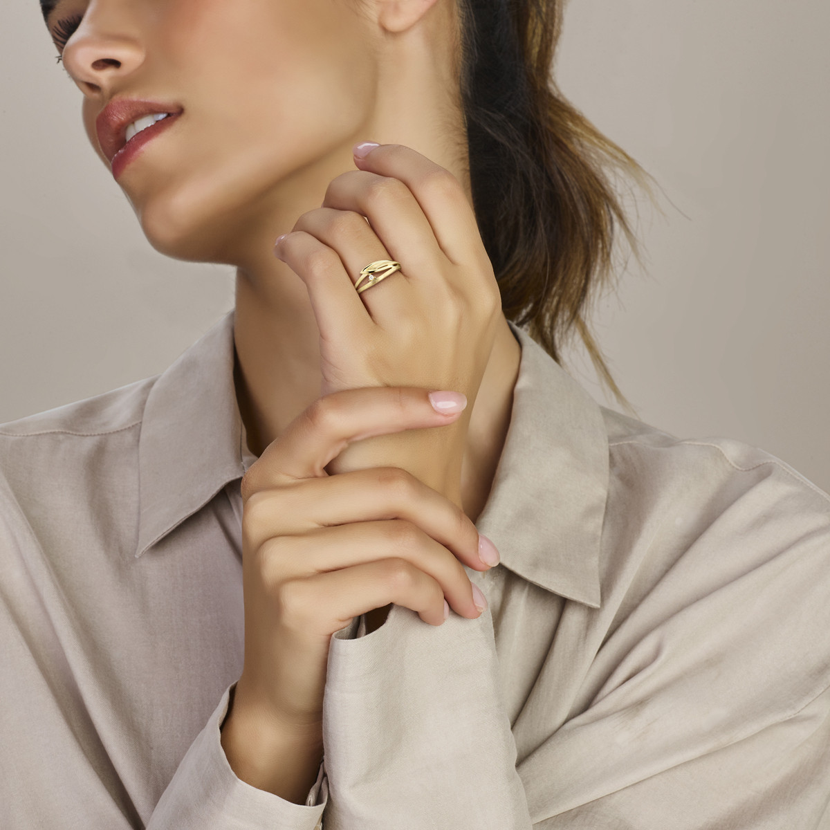 14-karaat gouden ring met diamanten 0.02 crt abstracte bladvorm 7 mm breed