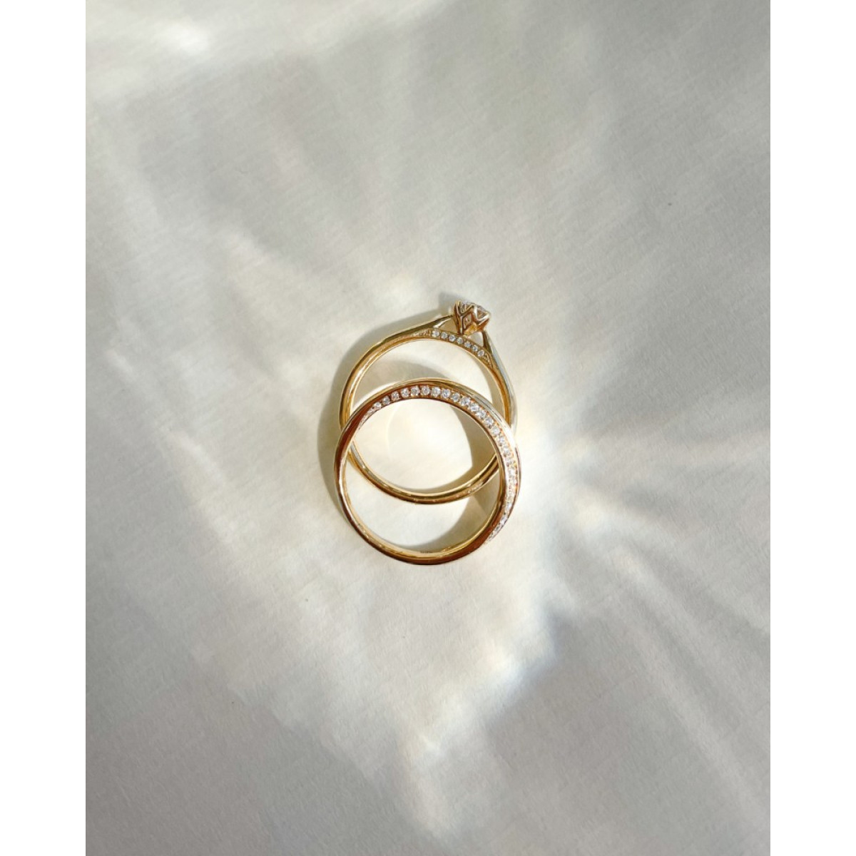 Elegante gouden solitaire ring met diamant 0.22 crt en 7 kleine diamanten onder