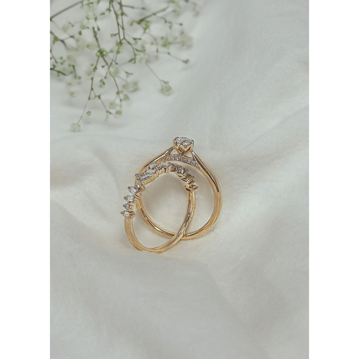 Elegante gouden solitaire ring met diamant 0.22 crt en 7 kleine diamanten onder