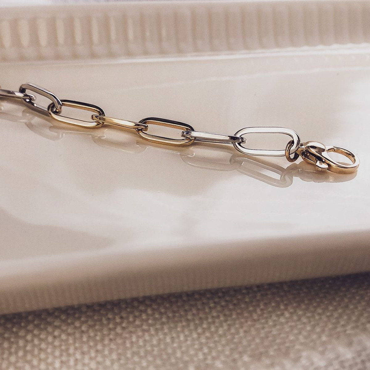 Geel- en witgouden armband met ankerschakels