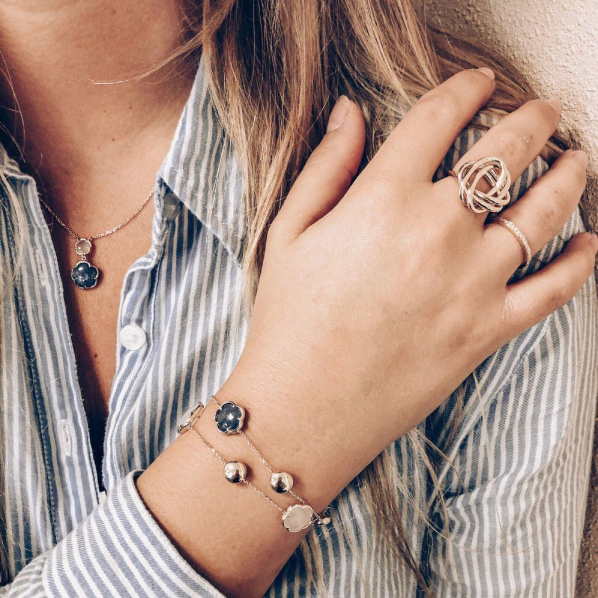 Geelgouden armband met edelsteen en hangers