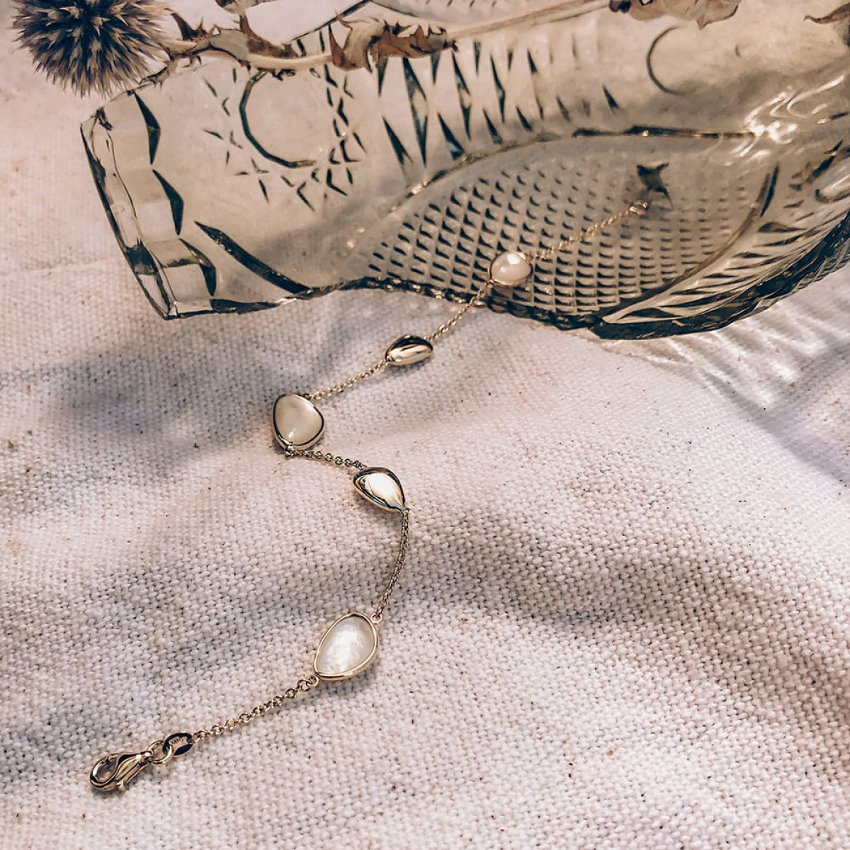 Geelgouden armband met parelmoer druppeltjes