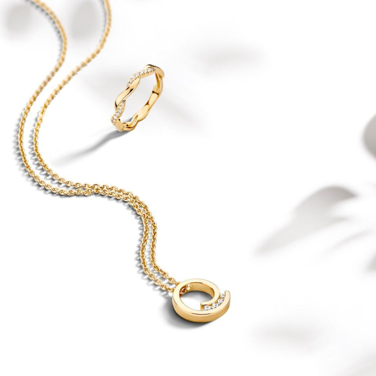 Geelgouden collier met diamantjes in rond hangertje