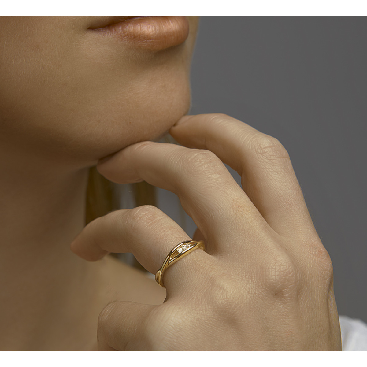 Geelgouden ring twisted met drie diamanten