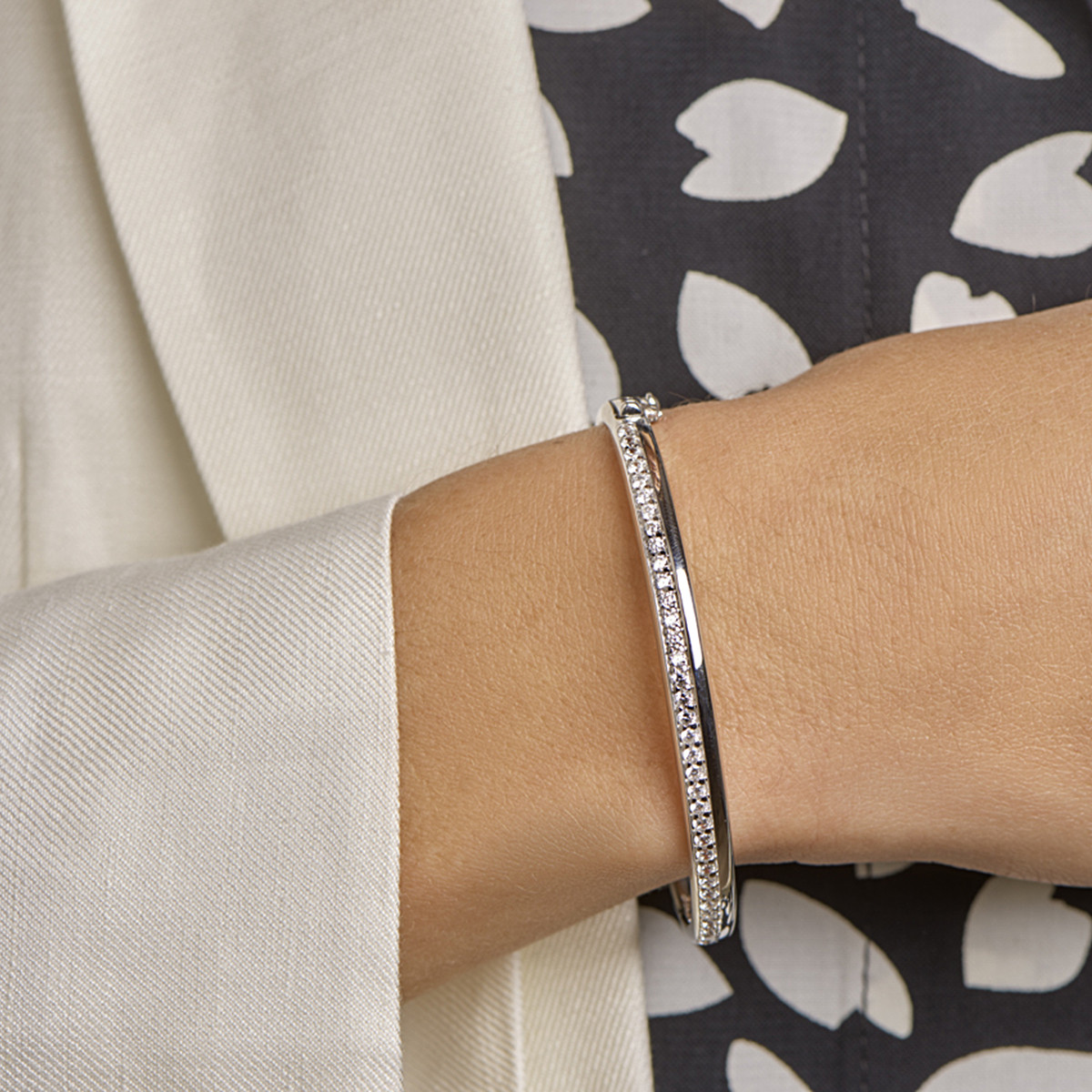 Gerhodineerd zilveren bangle met briljant geslepen zirkonia 5.5 mm breed - Diameter 59 mm