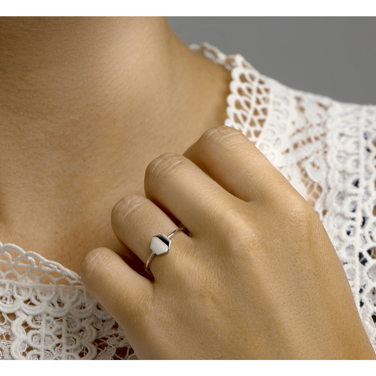 Gerhodineerd zilveren ring zeshoek