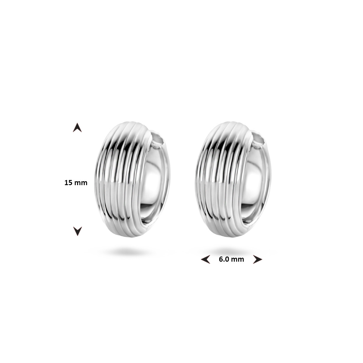 Glanzende zilveren klapoorbellen met ribbels 6 mm breed - Diameter 15 mm