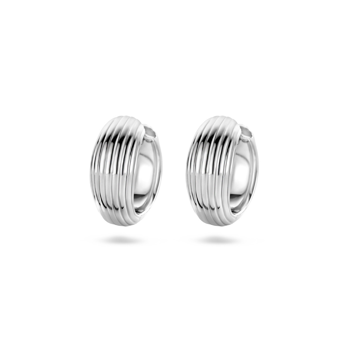 Glanzende zilveren klapoorbellen met ribbels 6 mm breed - Diameter 15 mm