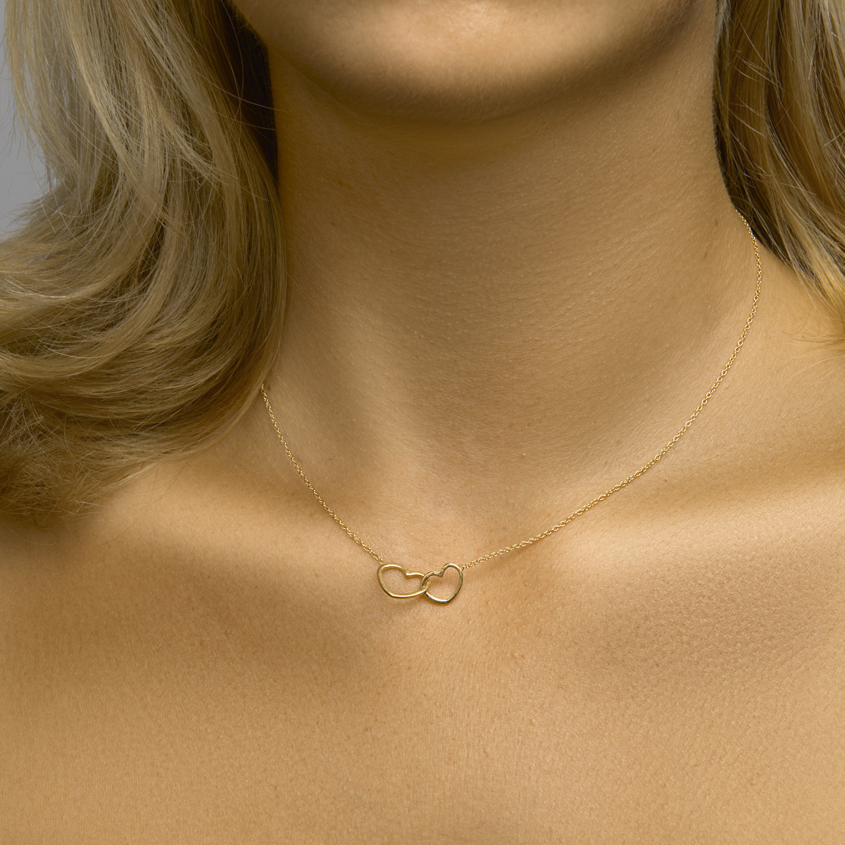 Gold plated ketting met hanger van verstrengelde harten 9 mm - Lengte 40-45 cm
