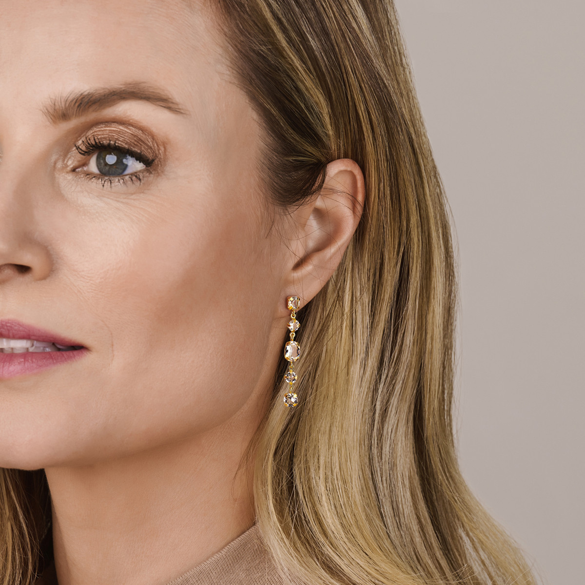 Gold plated oorhangers met swarovski kristallen 6 mm breed - Hoogte 40 mm