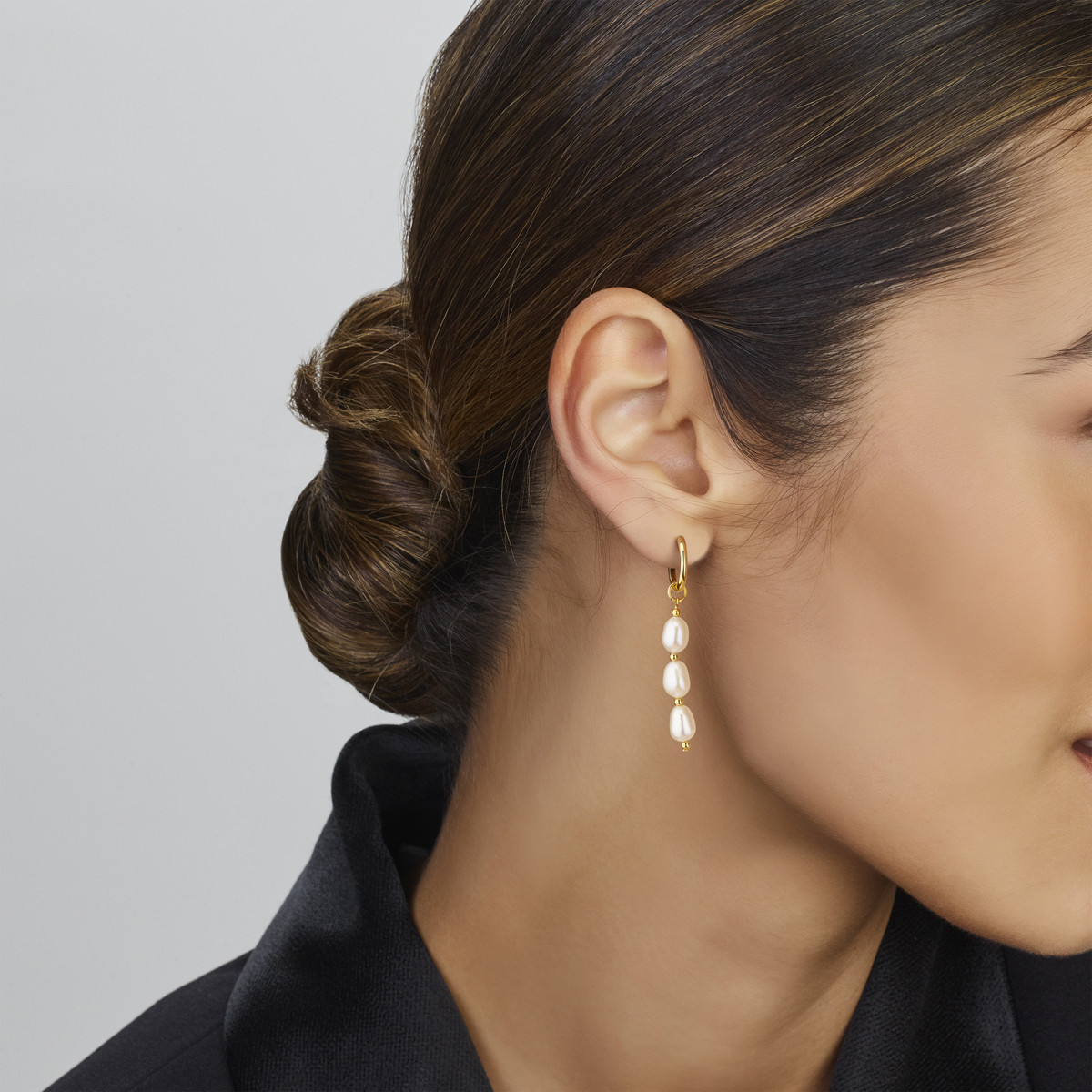 Gold plated oorringen met hangers drie barokke parels 6 mm - 47 mm