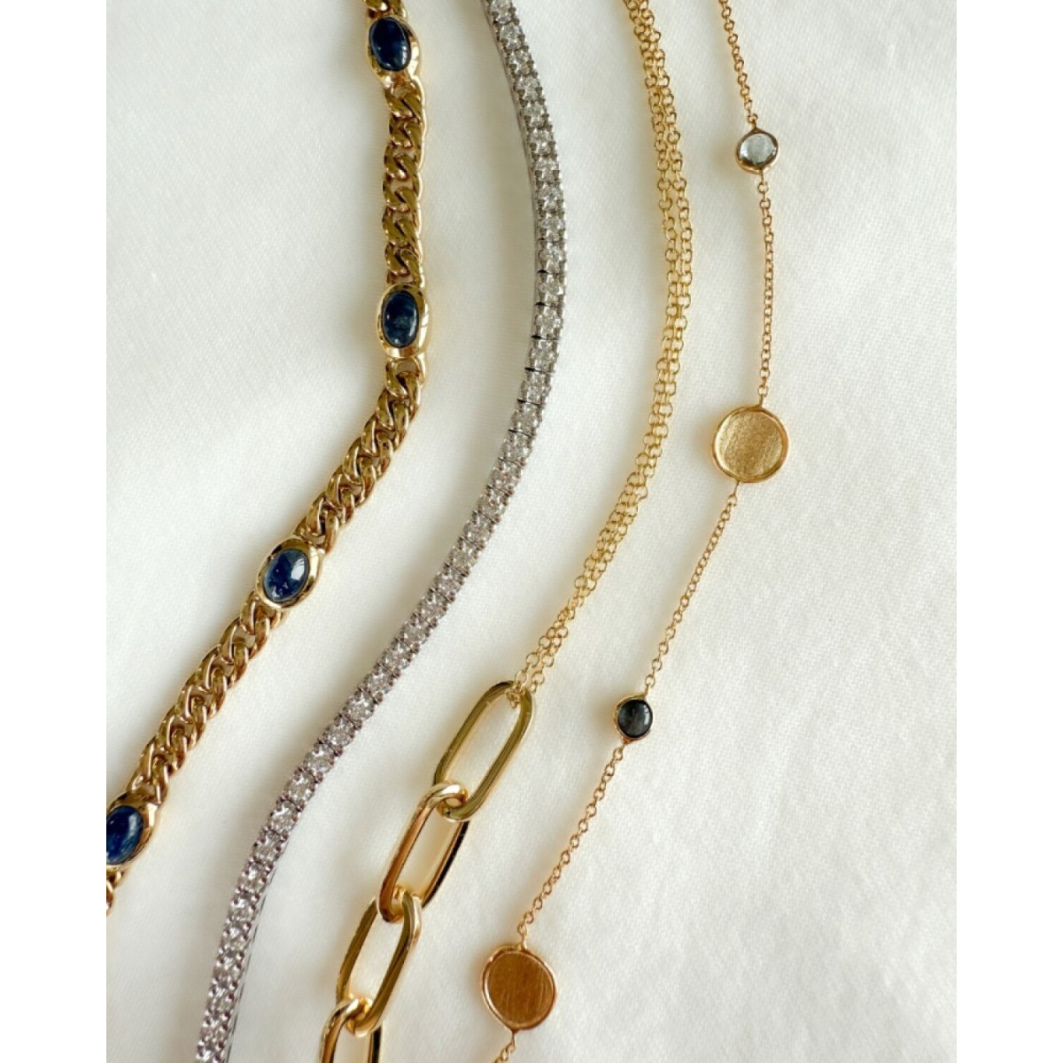 Gouden armband met matte organische cirkels en blauwe topaas stenen - Lengte 19 cm