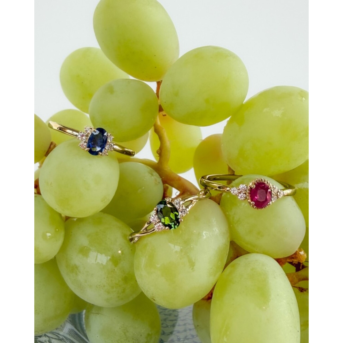 Gouden halo ring met groene ovale toermalijn en 0.09 crt diamanten 6.2 mm breed