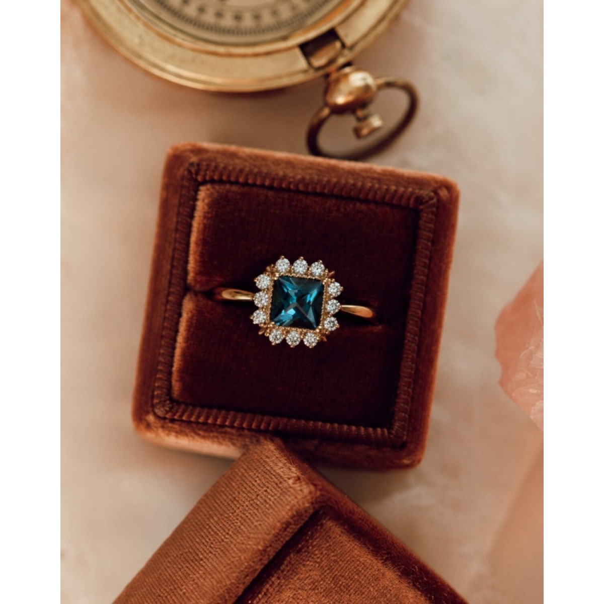 Gouden halo ring met London blue topaas 0.82 crt en 0.19 crt diamanten 10 mm breed