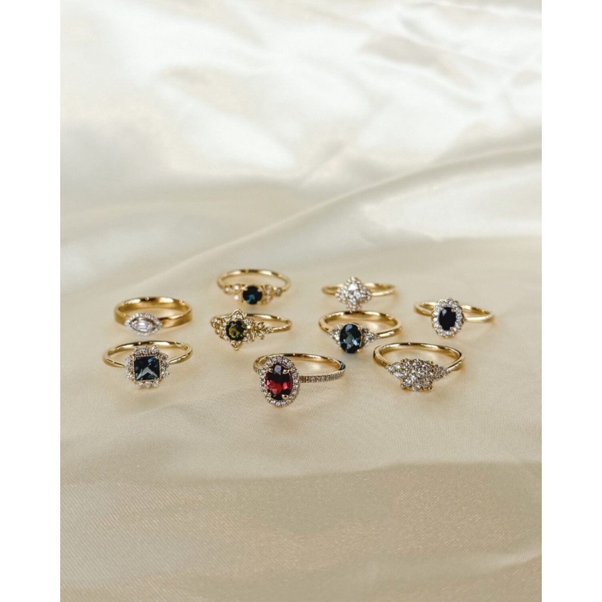 Gouden halo ring met London blue topaas 0.82 crt en 0.19 crt diamanten 10 mm breed