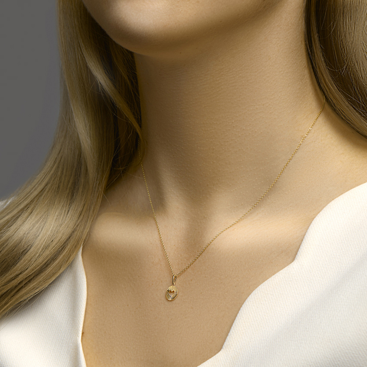Gouden hanger met opengewerkt hartje gediamanteerd - Diameter: 8.5 mm