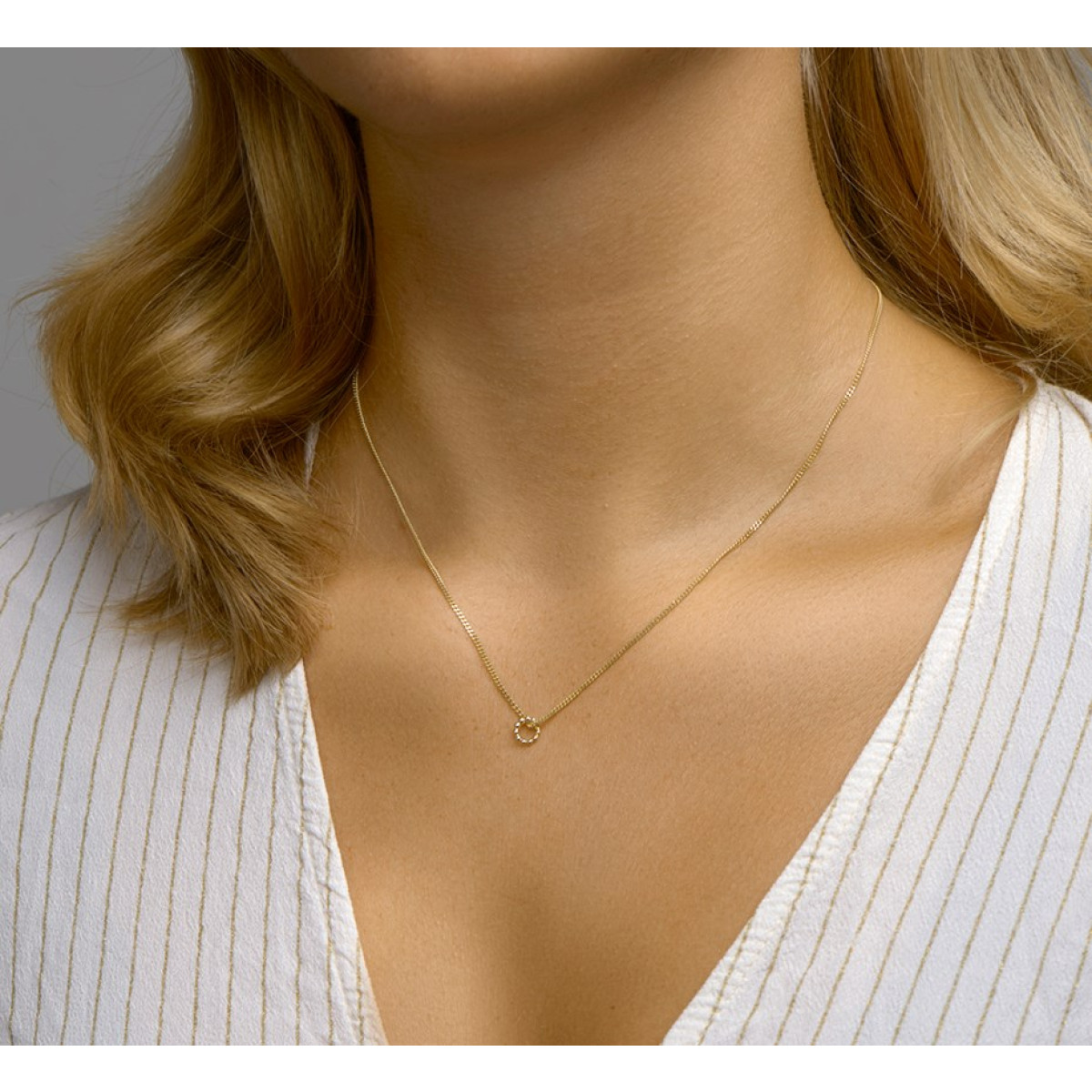 Gouden hanger rond bolletjes