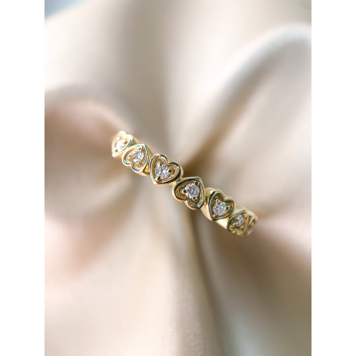 Gouden hartjes ring met 0.12 crt diamanten in het midden