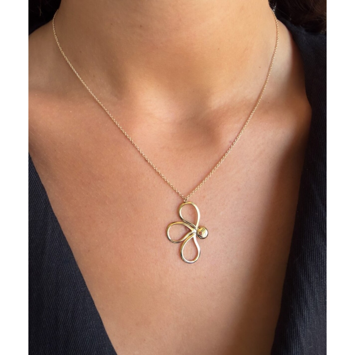 Gouden ketting met opengewerkte bloemen hanger 20 mm x 30 mm - Lengte 45 cm