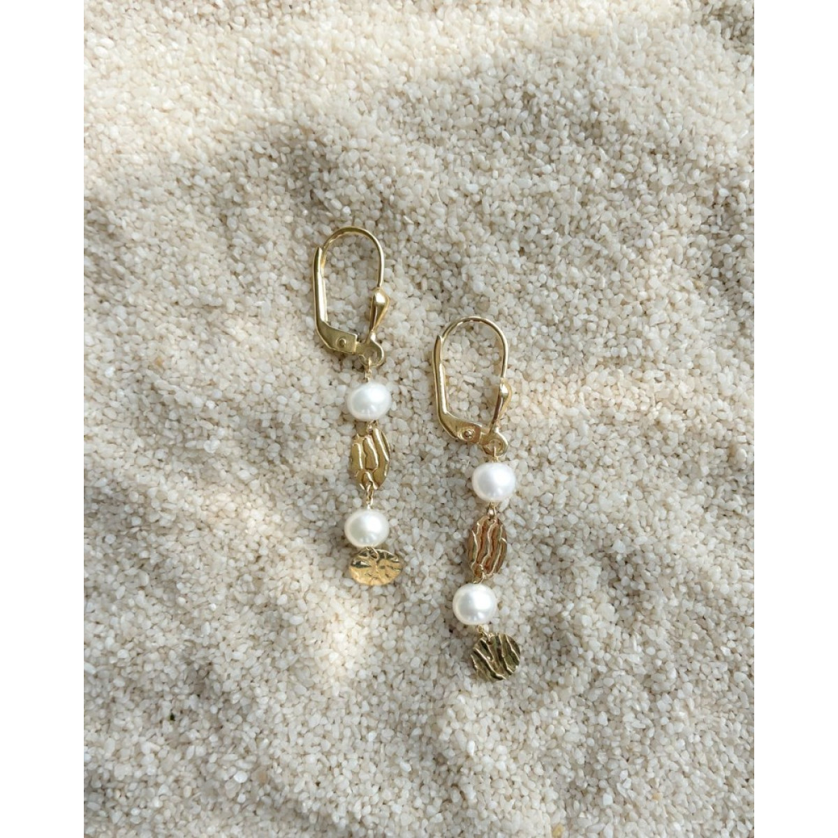 Gouden oorhangers met unieke ovaaltjes en witte parels - Hoogte 44 mm