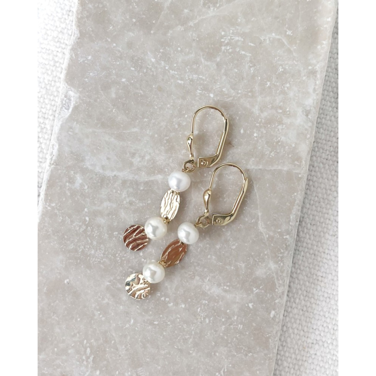Gouden oorhangers met unieke ovaaltjes en witte parels - Hoogte 44 mm