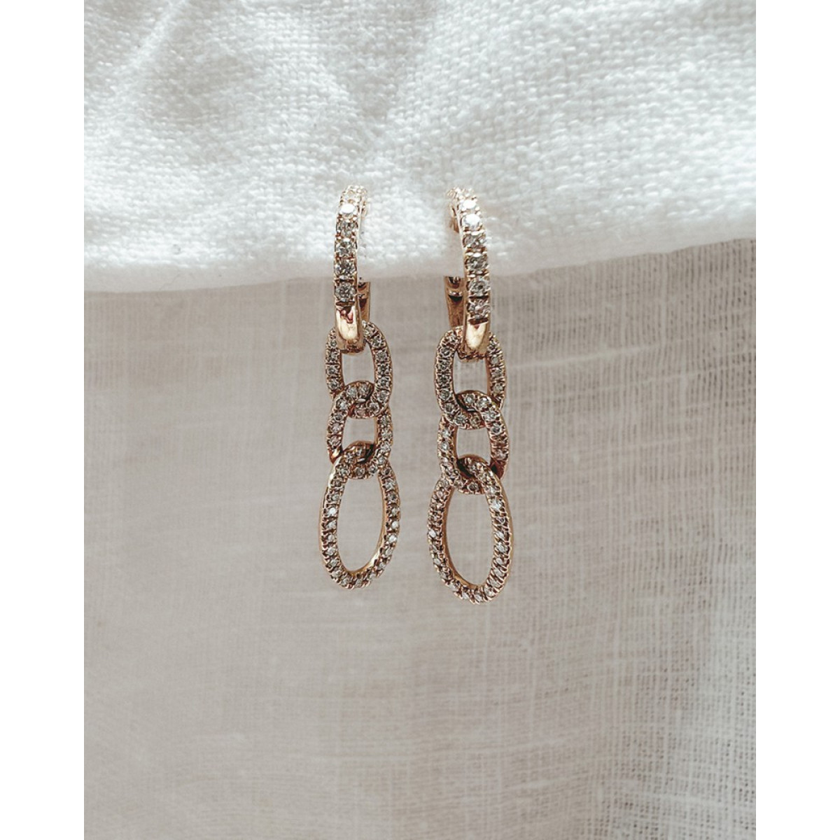Gouden oorringen met diamanten schakelhangers - Hoogte 29 mm