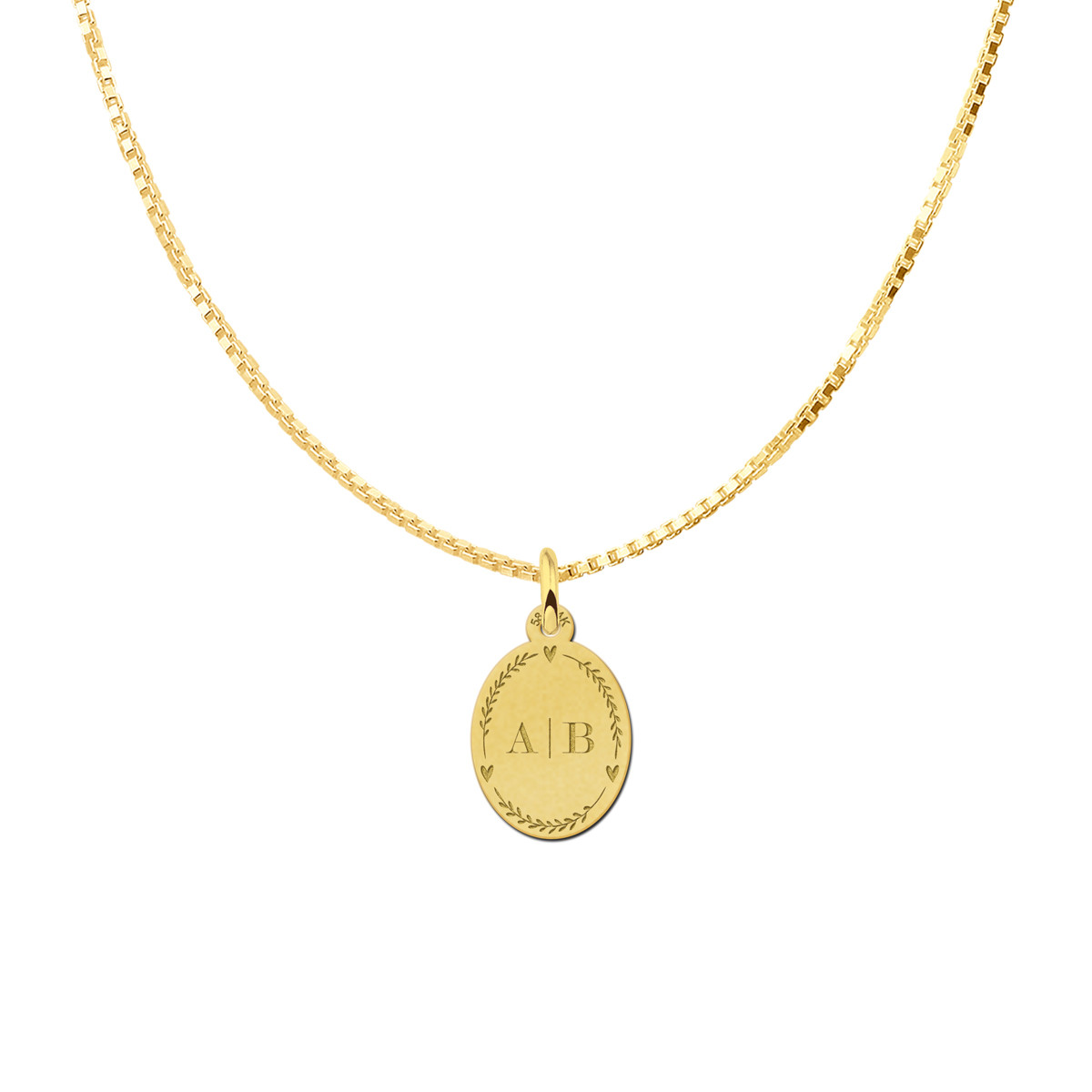 Gouden ovale hanger met initialen en krans met hartjes