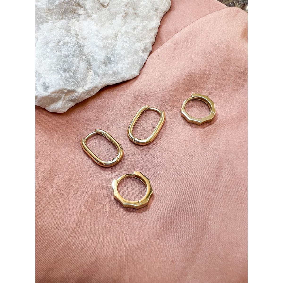 Gouden ovale oorringen 2 mm breed - Hoogte 17 mm