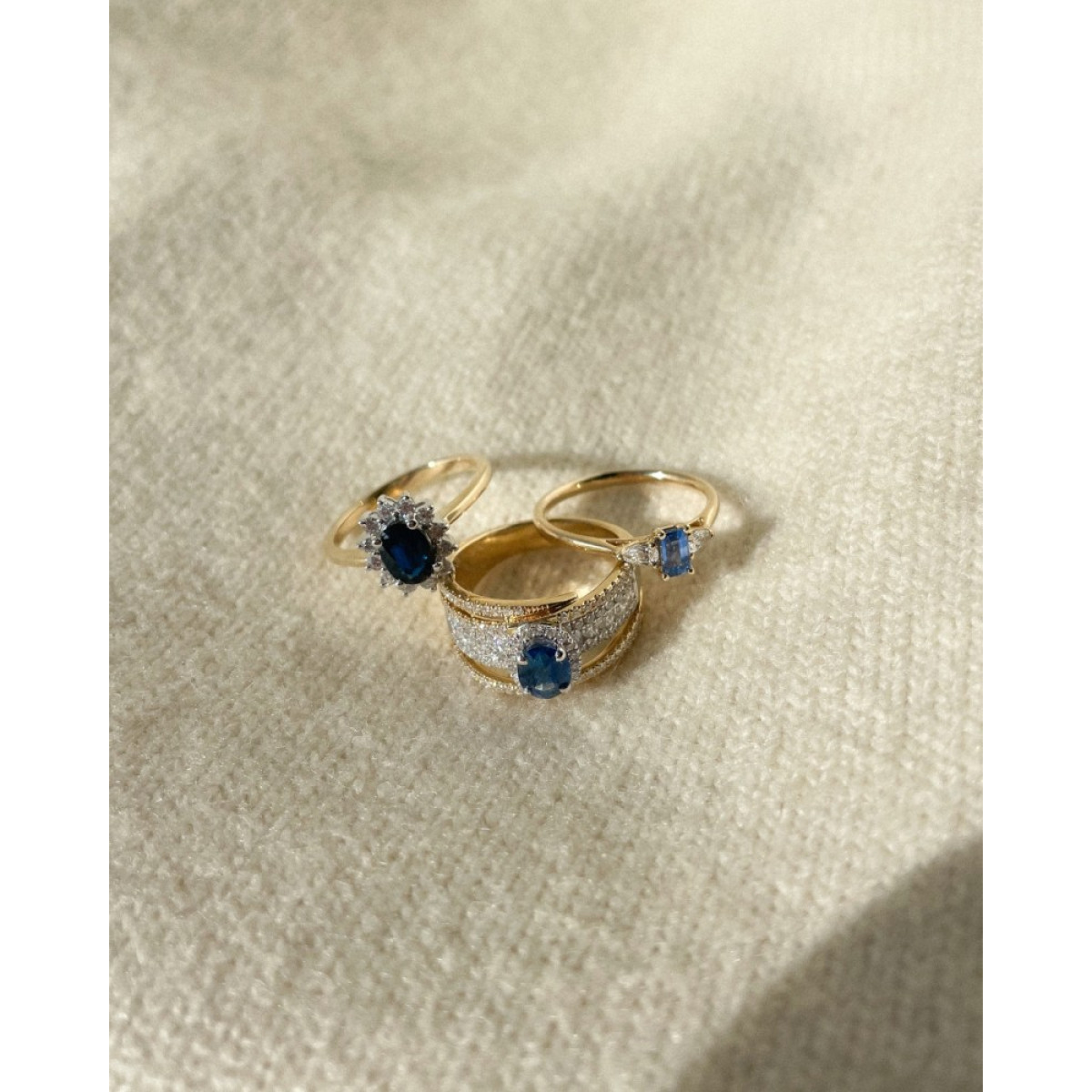 Gouden ring met blauwe saffier en twee diamanten 0.19 crt