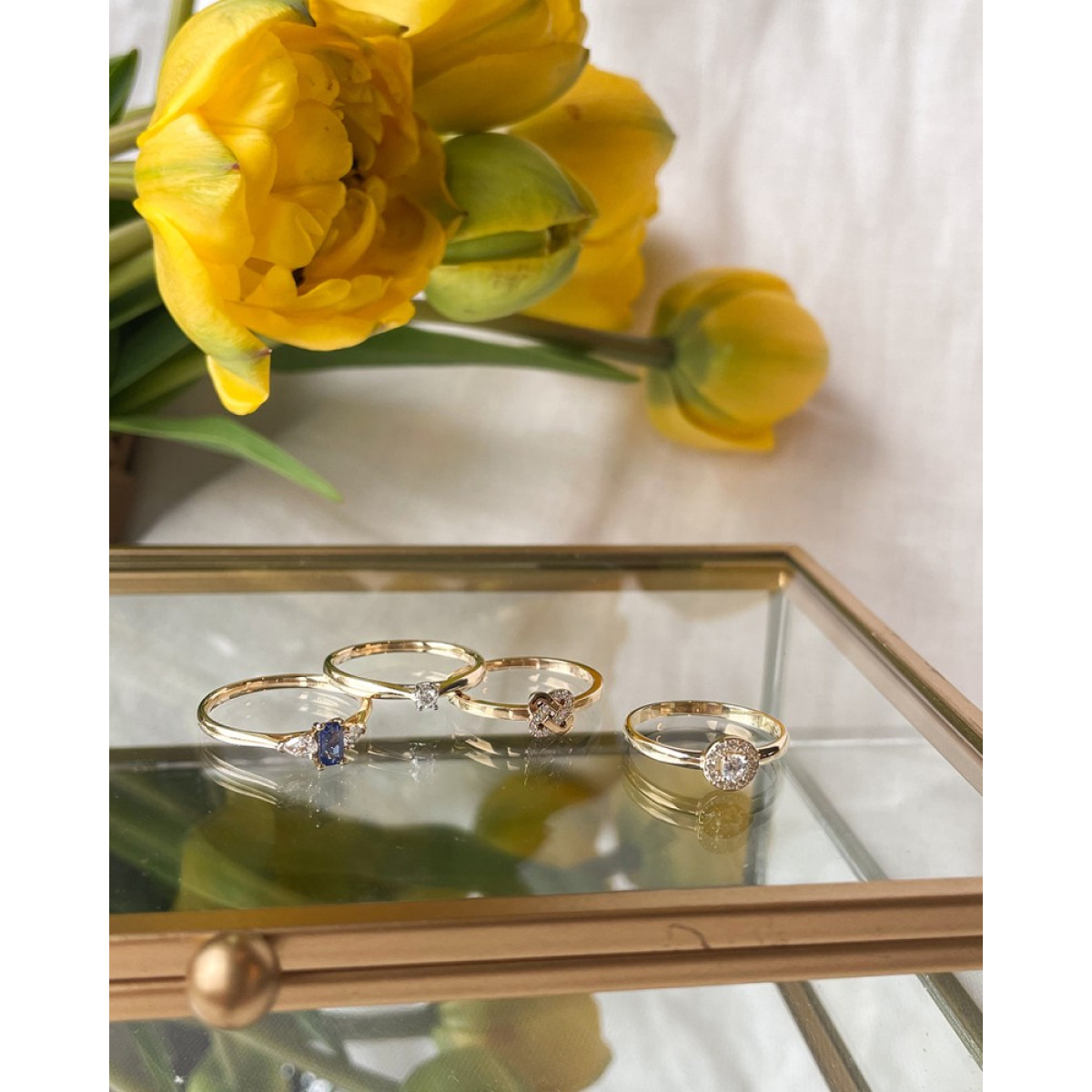 Gouden ring met blauwe saffier en twee diamanten 0.19 crt
