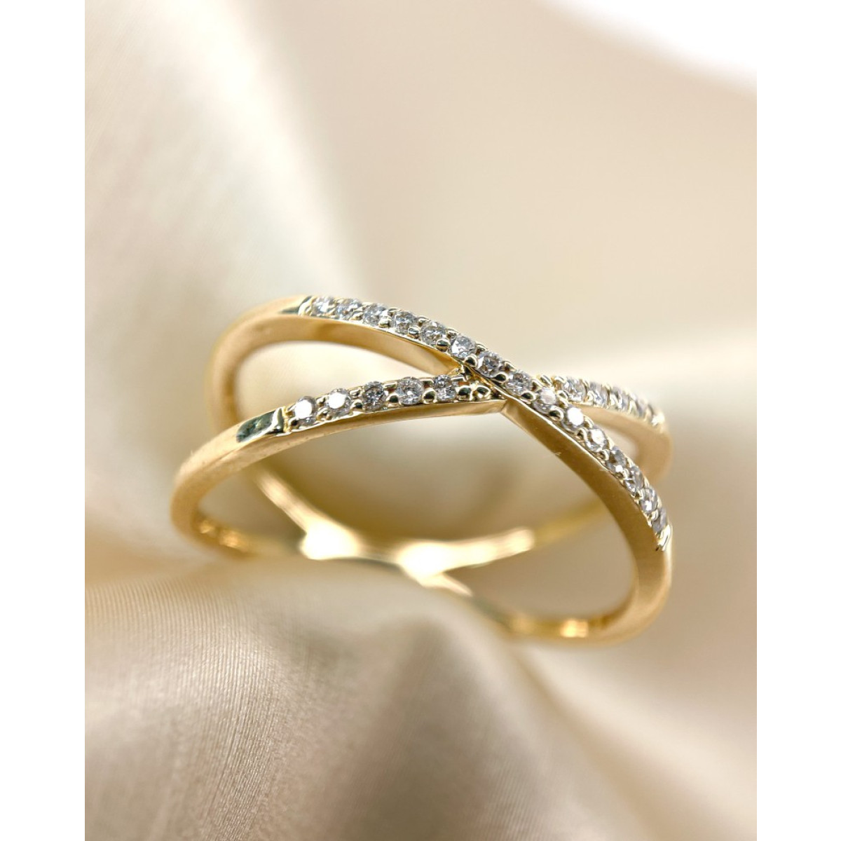 Gouden ring met crossover design en diamanten 0.12 crt