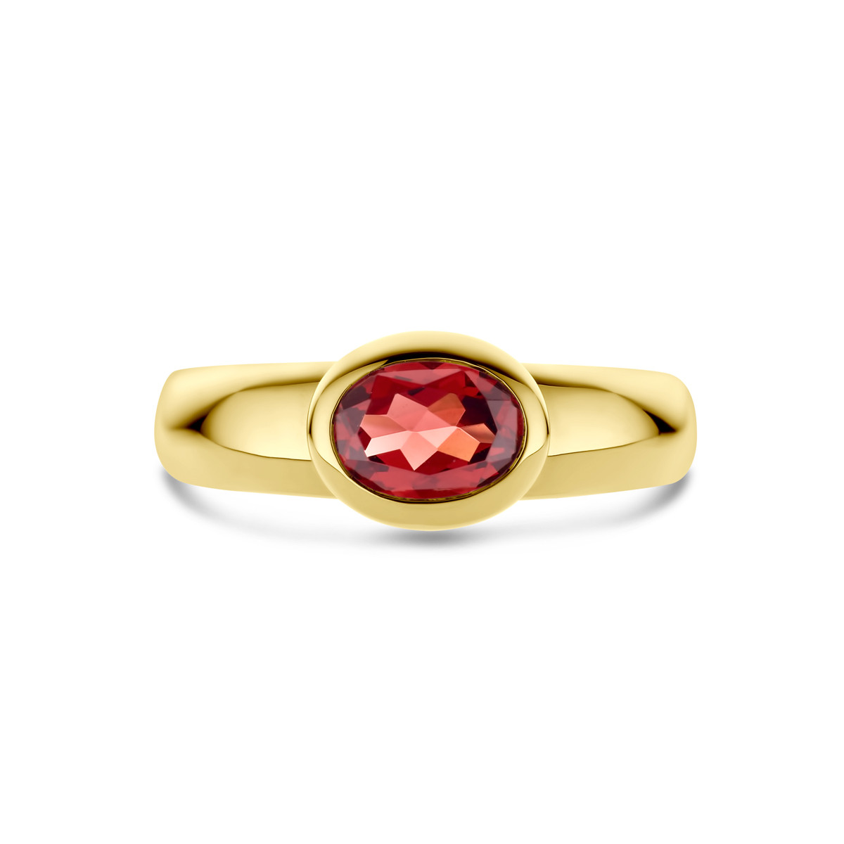 Gouden ring met rode granaat in ovale zetting