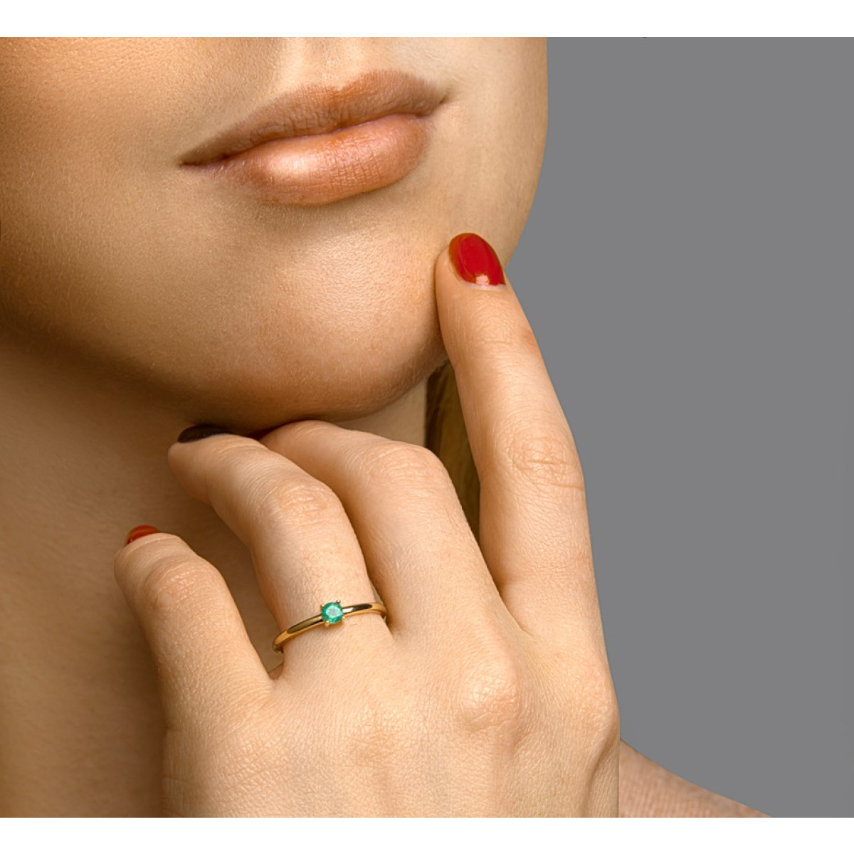 Gouden solitair ring met smaragd