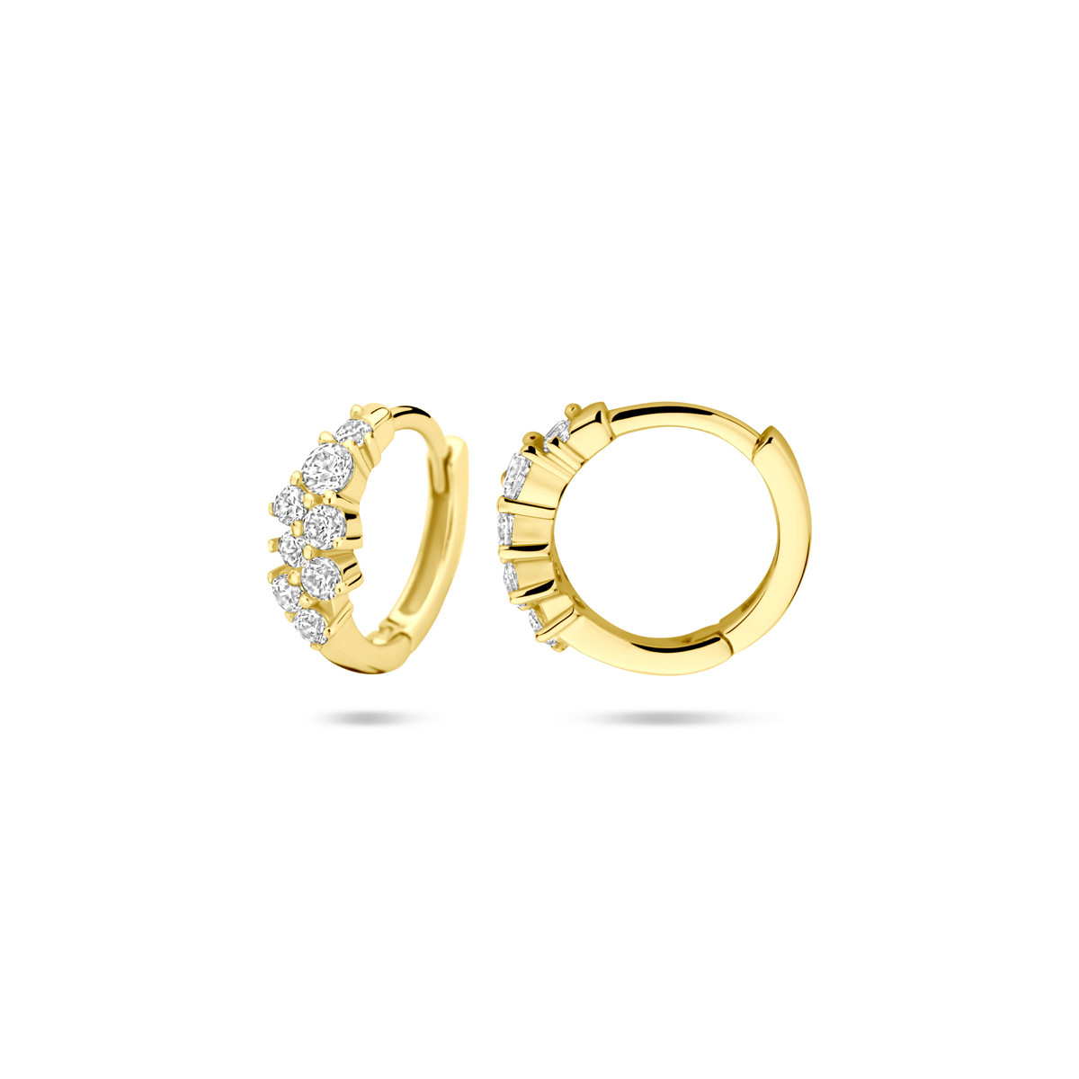 Goudkleurige oorringen met transparante zirkonia's in speelse zetting - Diameter 13 mm