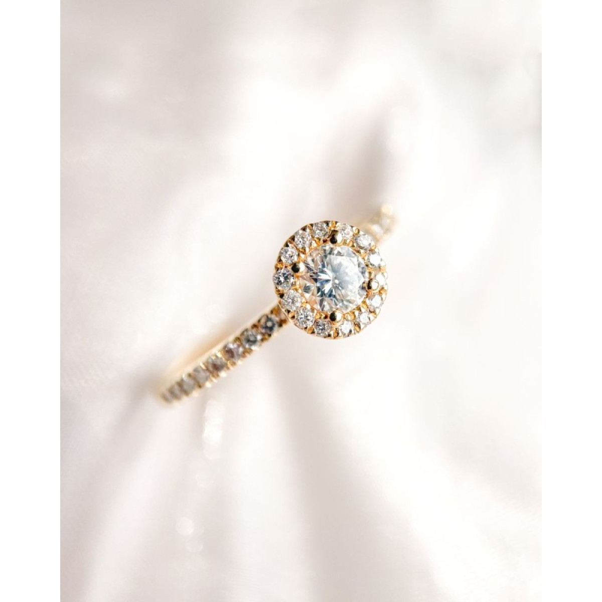 Halo ring van goud met briljant geslepen diamanten en zijstenen 0.45 crt
