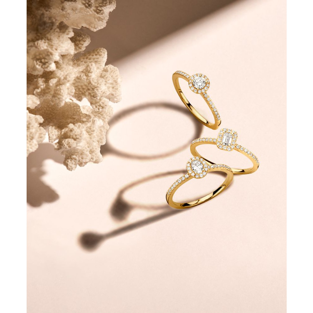 Halo ring van goud met briljant geslepen diamanten en zijstenen 0.45 crt