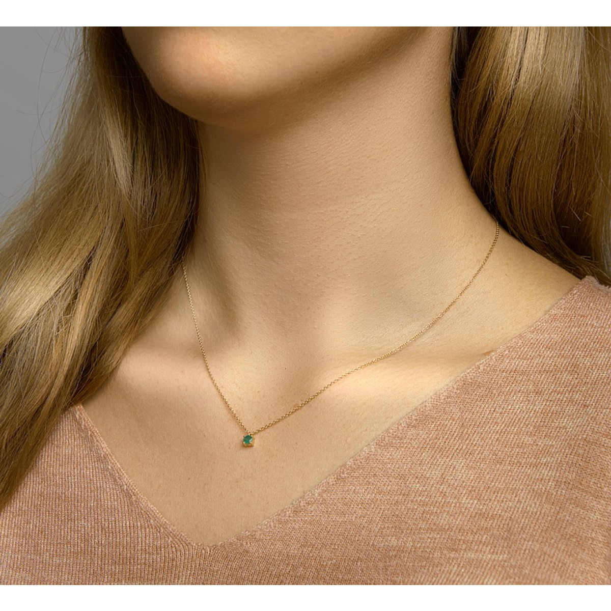 Ketting met edelsteen smaragd in het goud