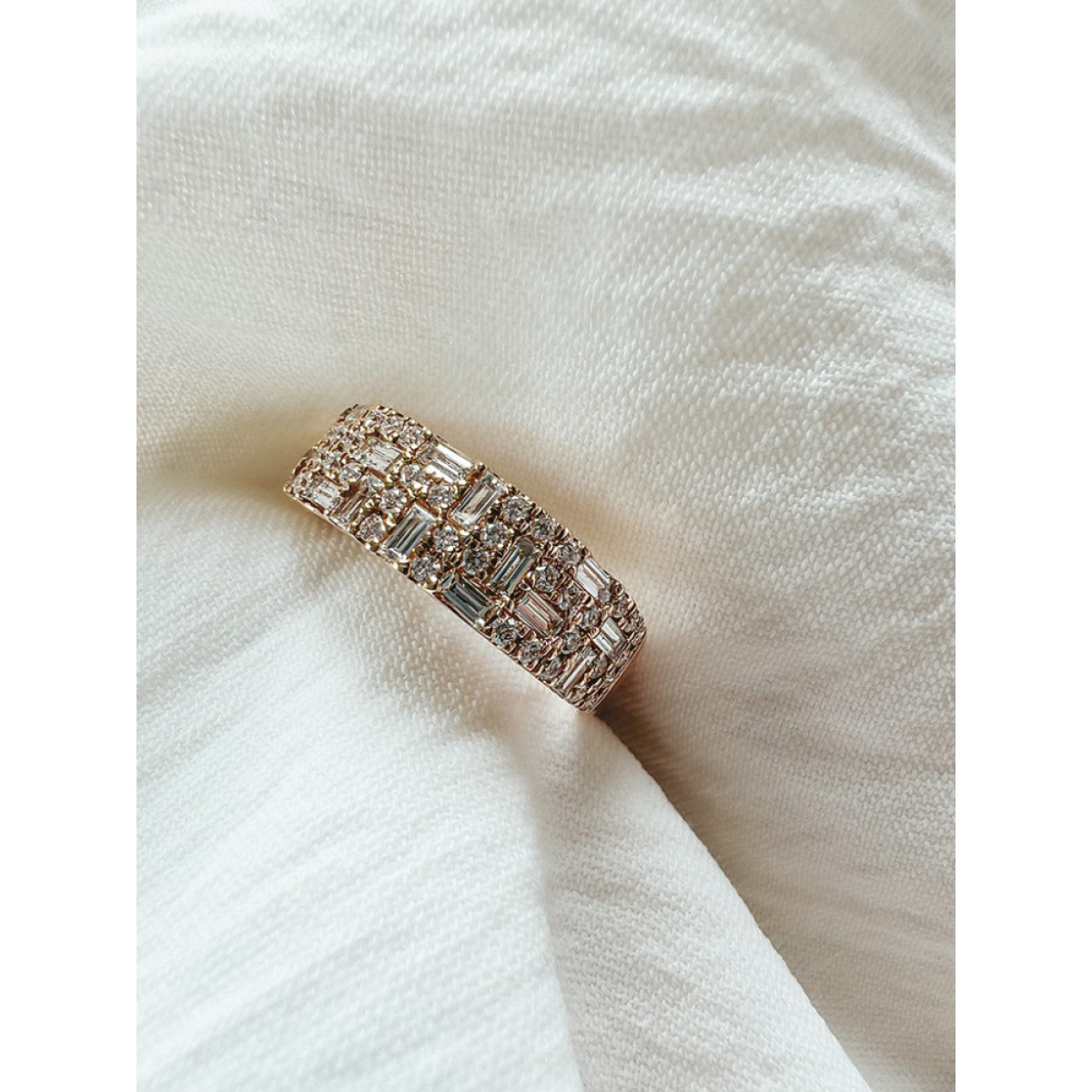 Luxe brede gouden ring met briljant en baguette geslepen diamanten 0.94 crt