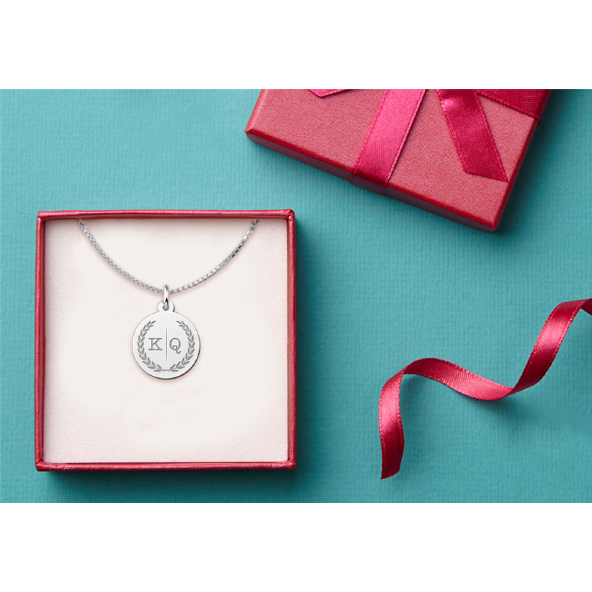 Names4ever zilveren hanger met twee initialen en krans - 15 mm