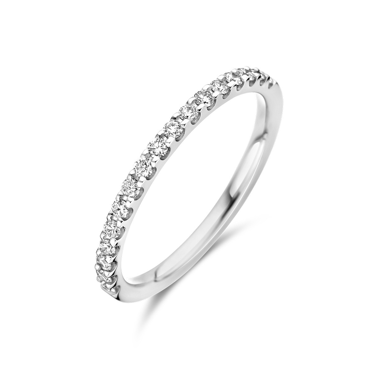 Platina aanschuifring met een rij diamanten 0.25 crt 1.7 mm breed