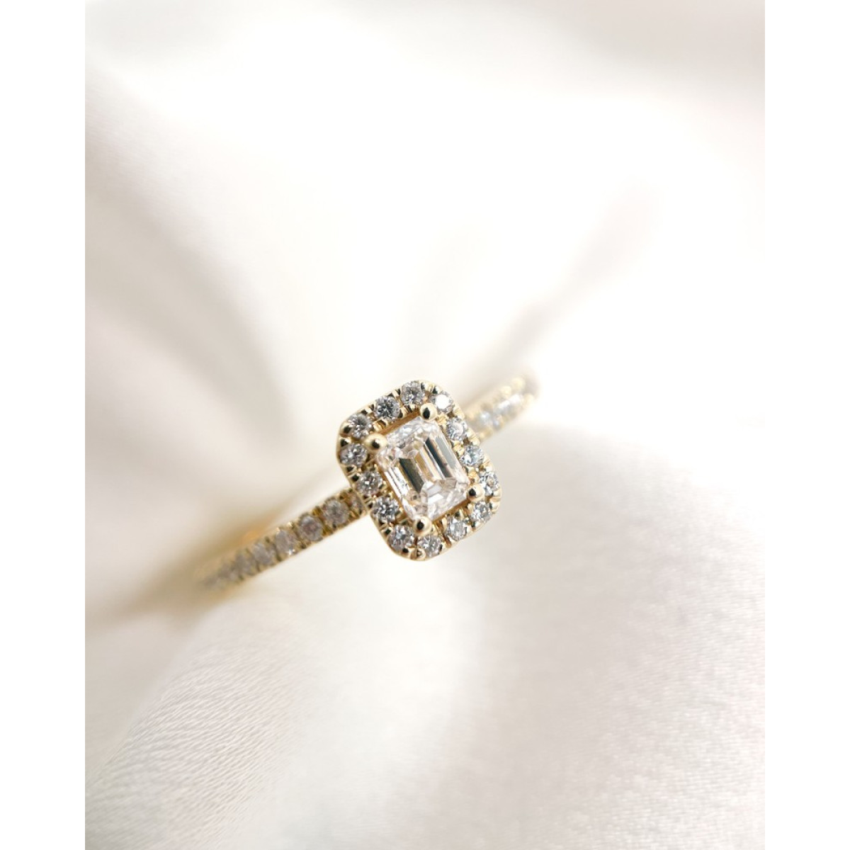 Rechthoekige entourage ring van goud en diamanten 0.42 crt