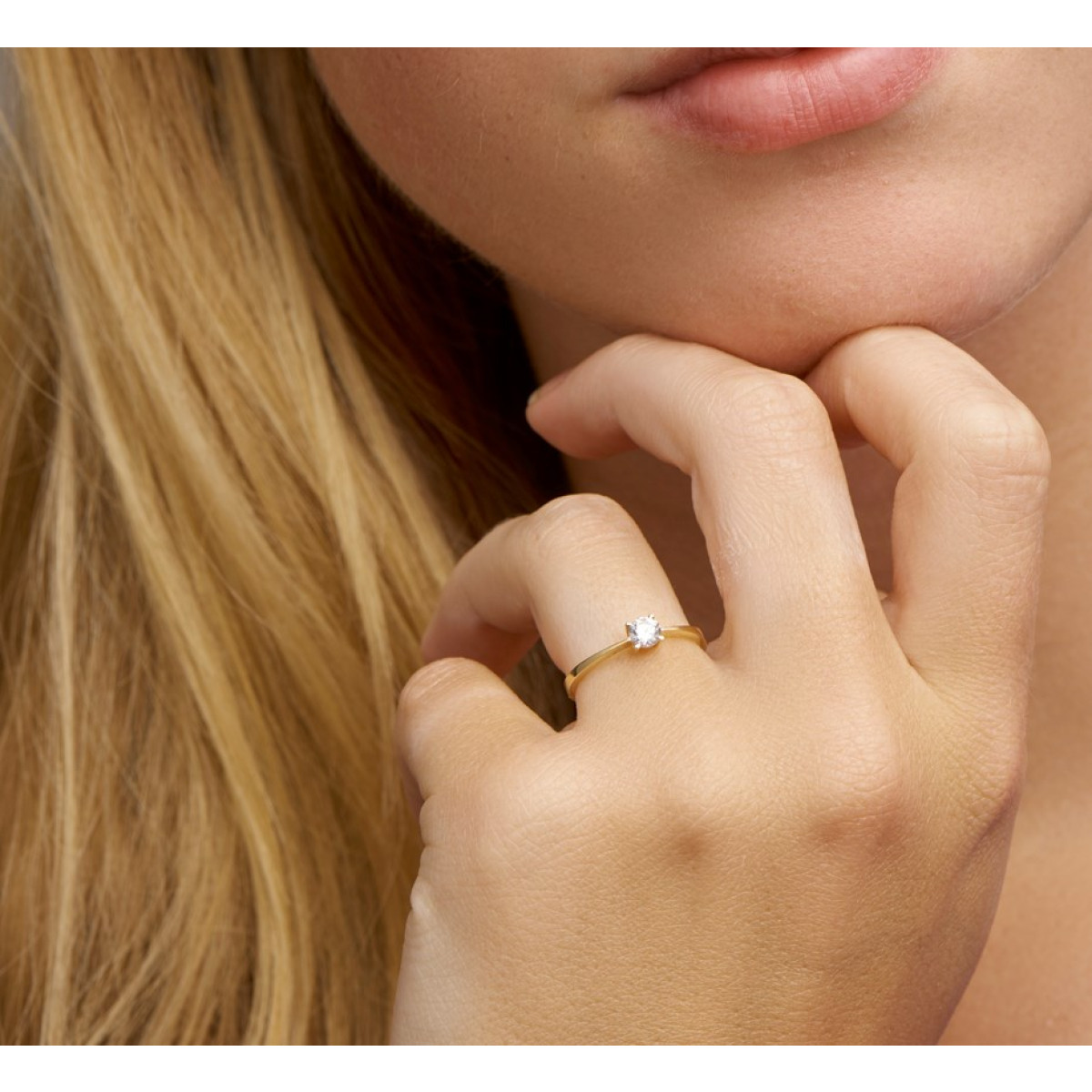 Ring van goud met zirkonia