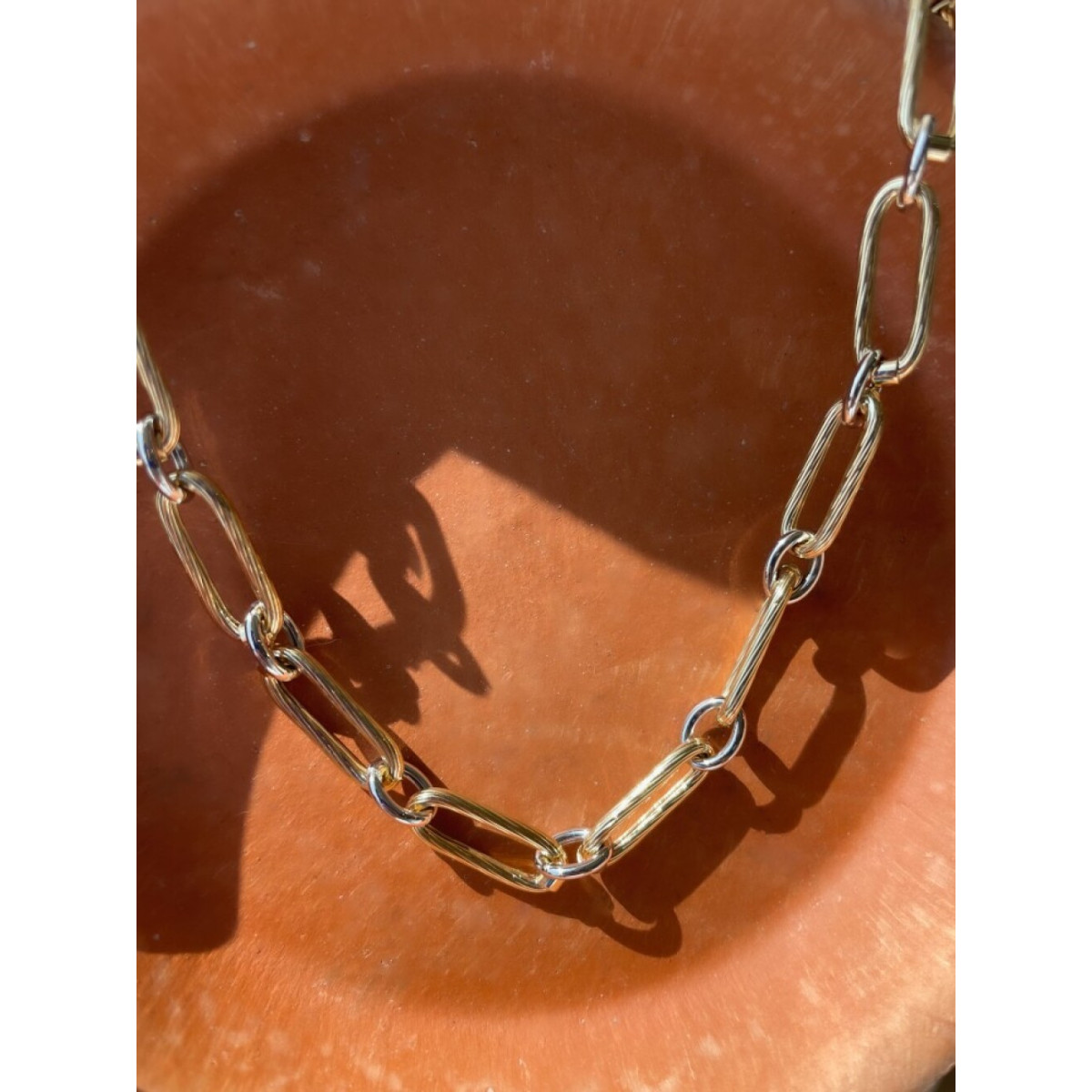 Robuuste ketting met afwisselend gouden en witgouden schakels 7.7 mm breed - Lengte 45 cm