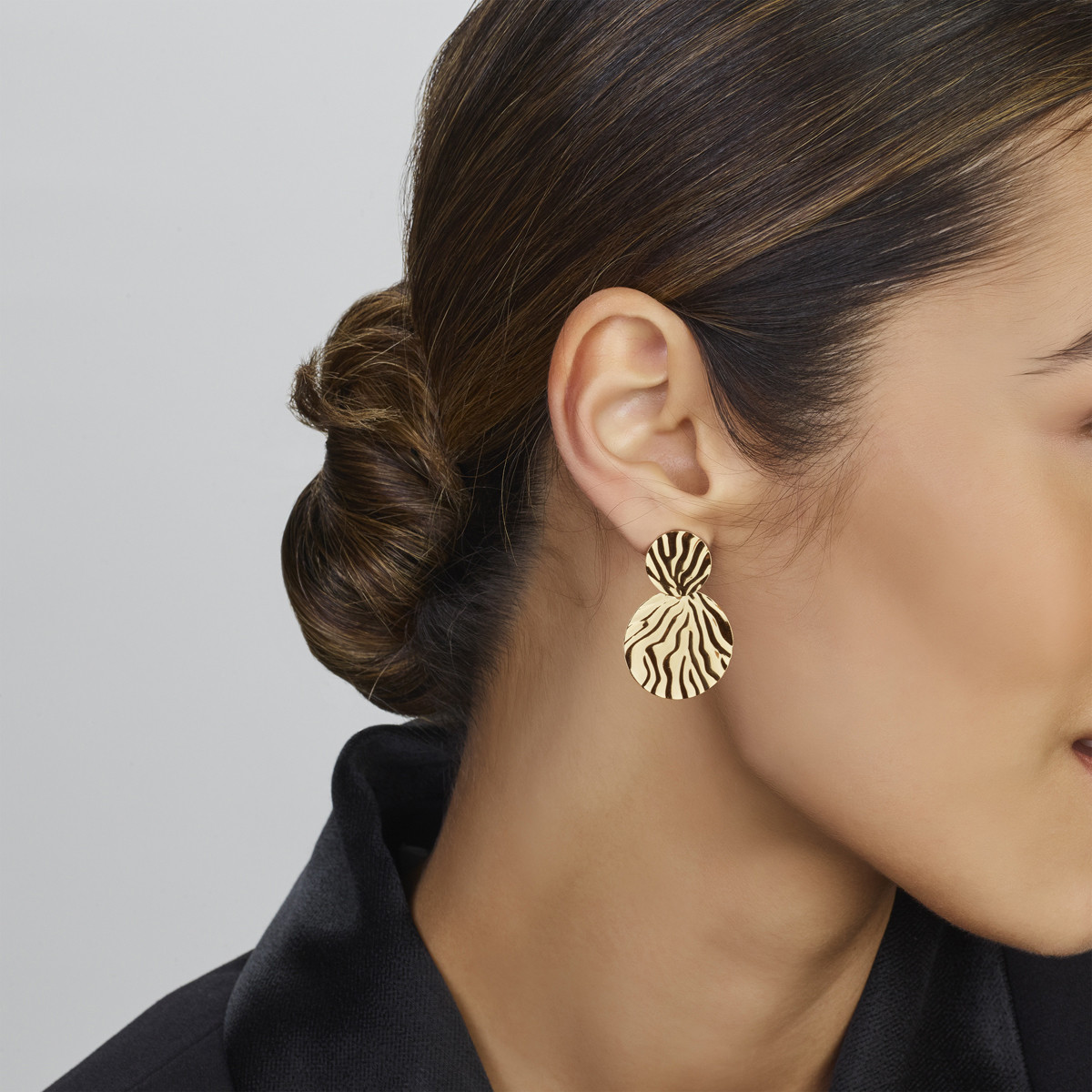 Ronde gold plated oorhangers met gestreept reliëf - Hoogte 40 mm